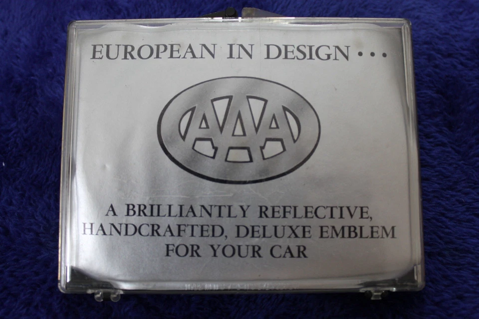 Insignia de rejilla de miembro reflectante vintage NOS AAA parachoques adorno signo emblema en estuche Foto 3 de 4