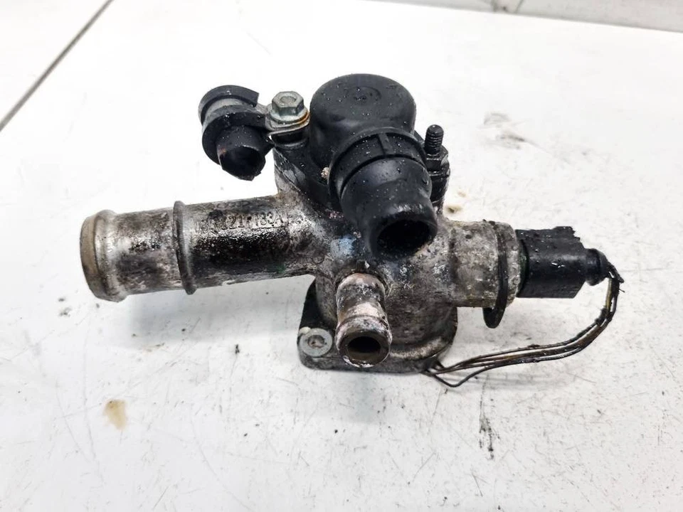 Carcasa termostato Volkswagen Passat 2005 (brida) 038121133A, Gen #2443030-70 Foto 2 de 4