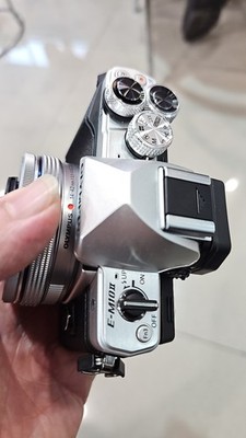 Olympus OM-D E-M10 II   User-Friendly, Perfect for Beginners & Retro Lovers