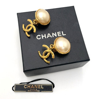 CHANEL Vintage 95P Faux Pearl CC Logo Swing Clip On Earrings Wbox V100496