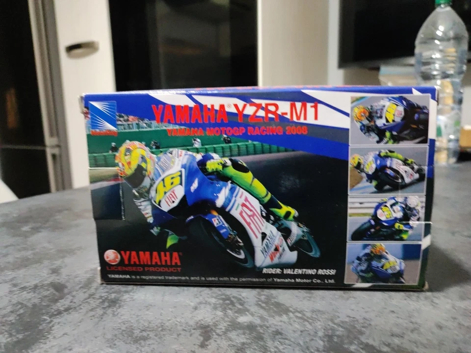 Yamaha M1 2008 Valentino Rossi 1/12 - Immagine 2 di 3