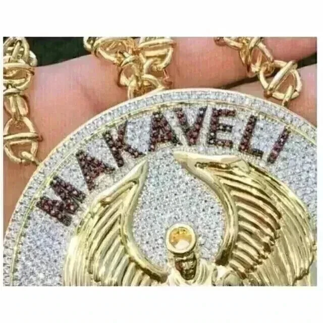 Colgante personalizado MAKAVELI de moissanita de corte redondo de 6 quilates enchapado en oro amarillo de 14 quilates para hombre Foto 3 de 4