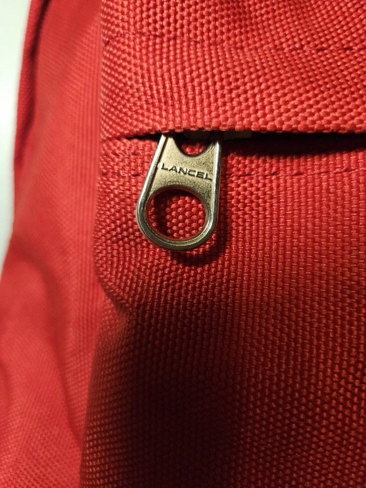 Mochila feminina vermelha minimalista Lancel ACF3 349$ RECICLADA ♻️ nylon super 💪 em excelente estado usado - Imagem 4 de 4