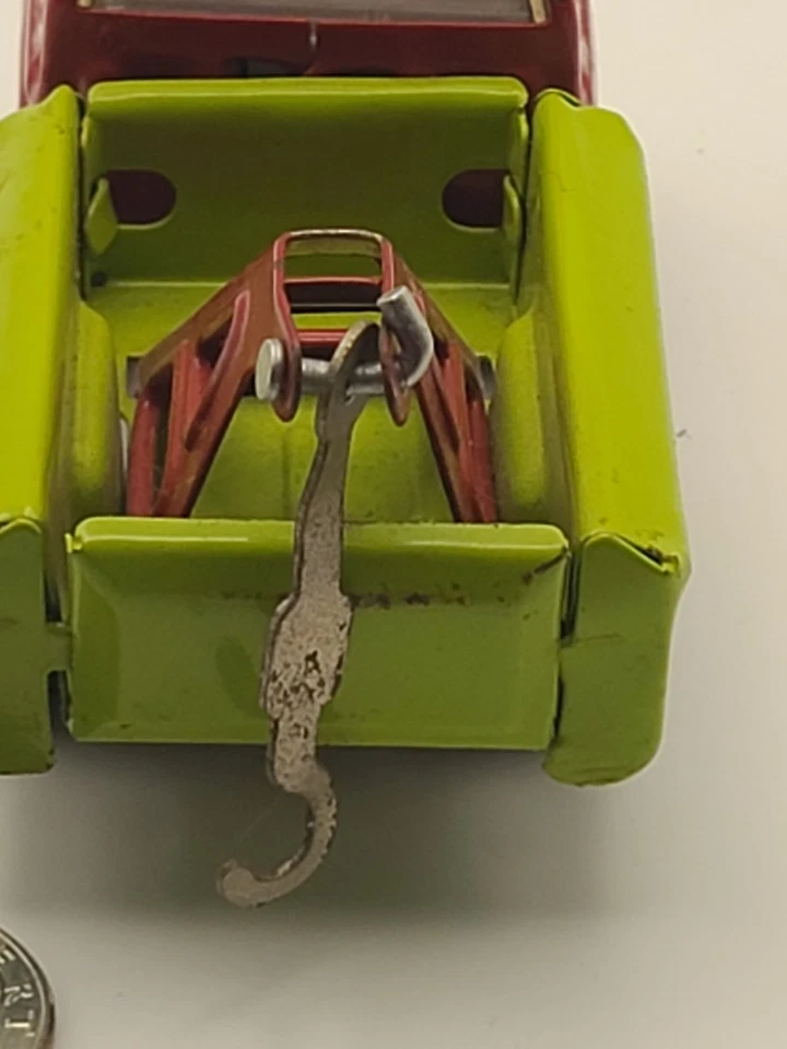 Mini camión de remolque vintage Louis Marx de 3 1/2" de metal prensado Foto 3 de 4
