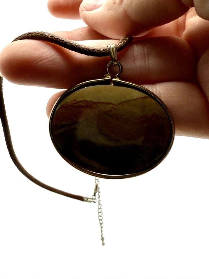 Colgante de Jaspe con Imagen 12k en Collar de Cordón de Cuero. Foto 2 de 4