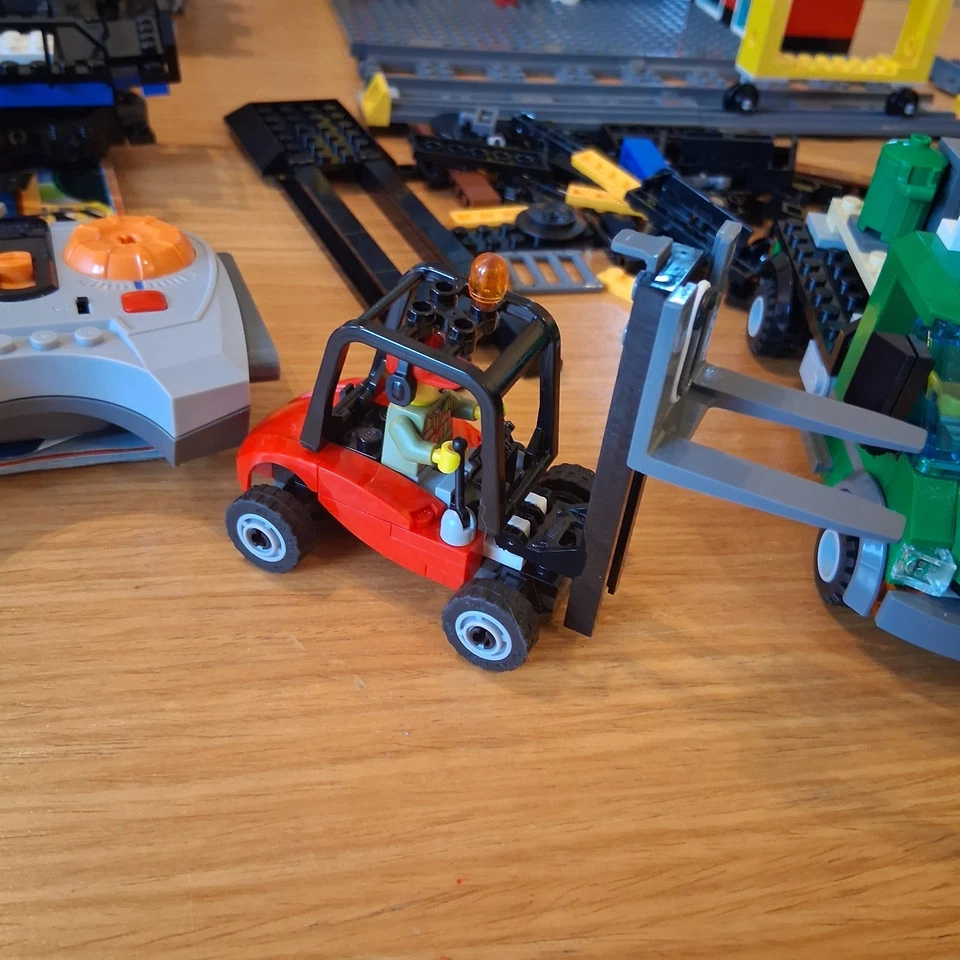 Lego City set 60052 Train Set Incomplete w/ Instruction Manuals - Image 3 of 4