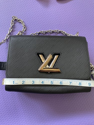 Excellent Louis Vuitton Twist MM Shoulder Bag in Black Epi Leather