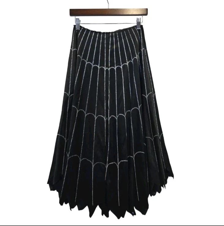 Falda Larga Negra Bruja Spirit Halloween Adulto Plus (16-18) Telaraña Plateada Foto 2 de 4