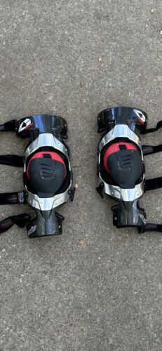 EVS Sports Axis Sport Knee Brace - Pair - Picture 1 of 4