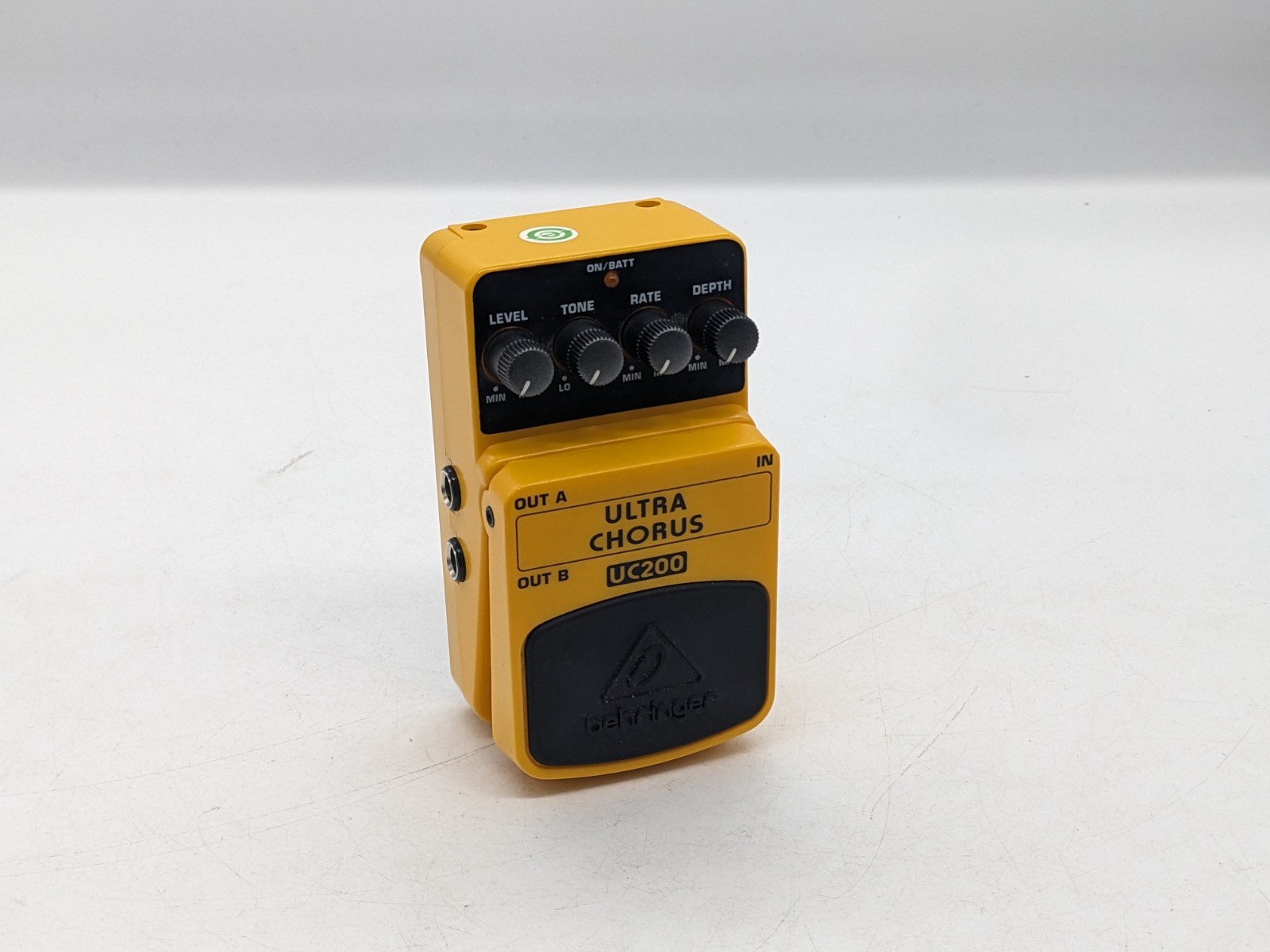 Behringer UC200 ultra ultimate stereo chorus guitar effect foot pedal yellow