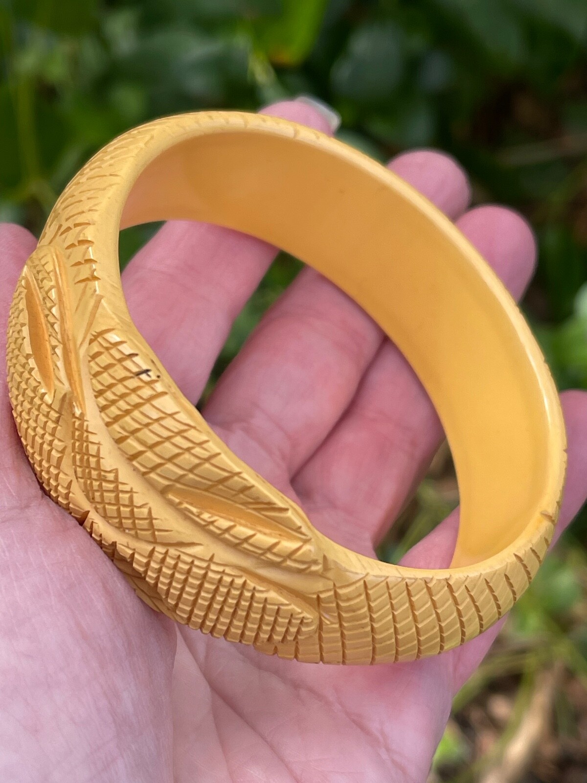 Bakelite snake scale pattern bangle bracelet vint… - image 12