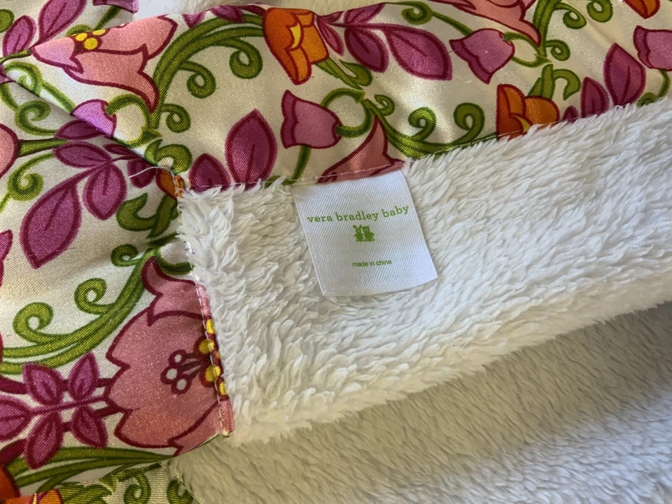 Детское одеяло Vera Bradley Lilli Bell белое розовое зеленое с цветочным рисунком шелковистый атласный край - Изображение 4 из 4