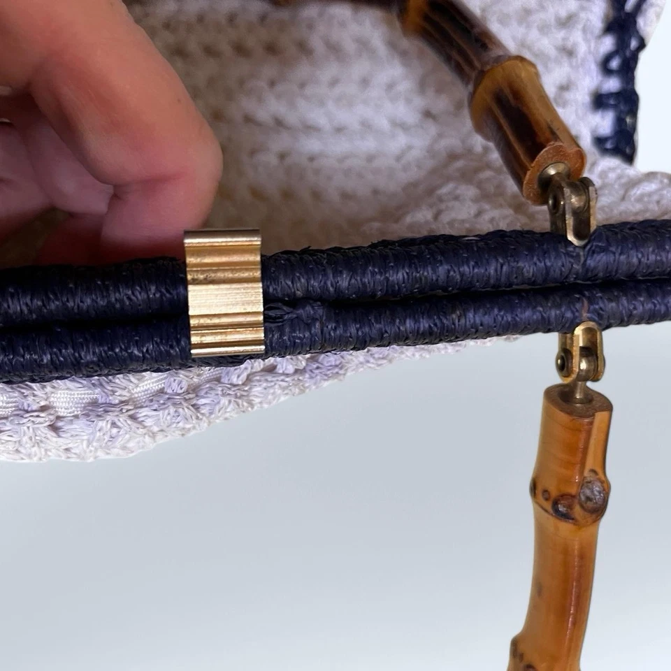 复古 60 年代 Walborg 白色带海军蓝细节钩针手提包,带竹柄。  — 第 3/4 张图片