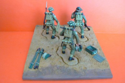 FIGURINE BRITAINS SOLDAT ARMEE ANGLAISE VERT FONCE DEBOUT TIRE AU FUSIL