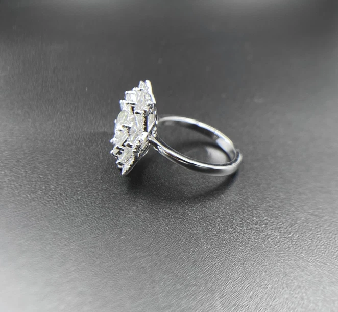 Anillo para mujer de fiesta de plata 935 con diseño floral y zafiro blanco simulado de 3,85 quilates Foto 4 de 4