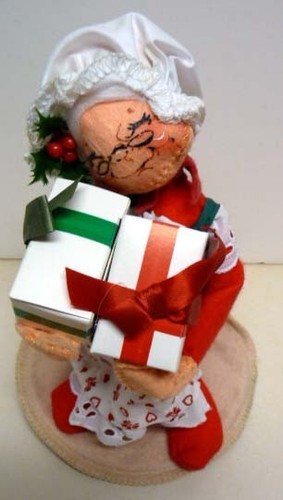 ANNALEE-MRS.CLAUS DOLL FIGURINE WITH PRESENTS IN HER HANDS -VINTAGE