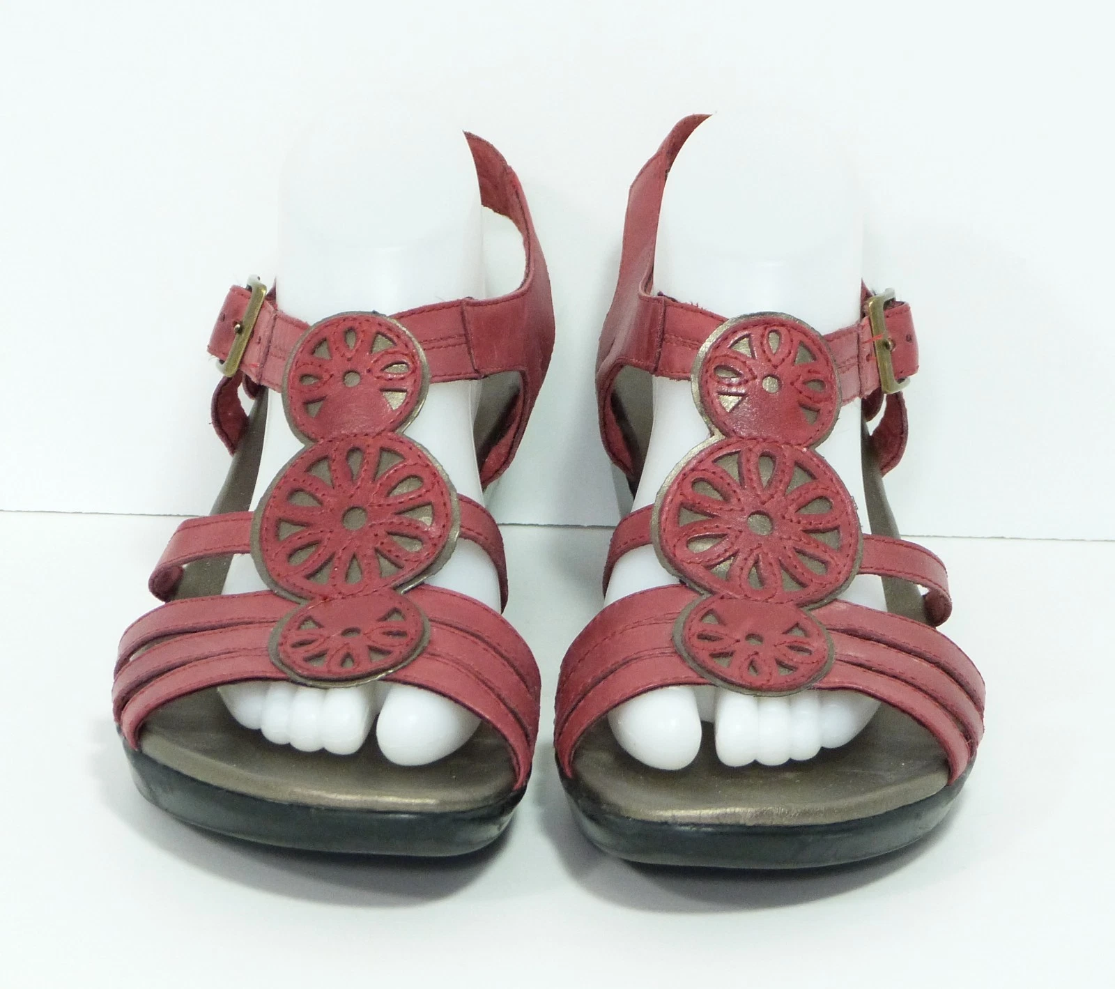 Sandali Clarks rossi in pelle cinturino alla caviglia fibbia medaglioni circolari donna 11 usati in ottime condizioni