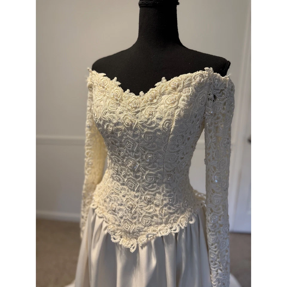 Vintage 80s Wedding Dress bride XS/ S Lace embroidery Satin chapel Train Pallas - Image 3 of 4