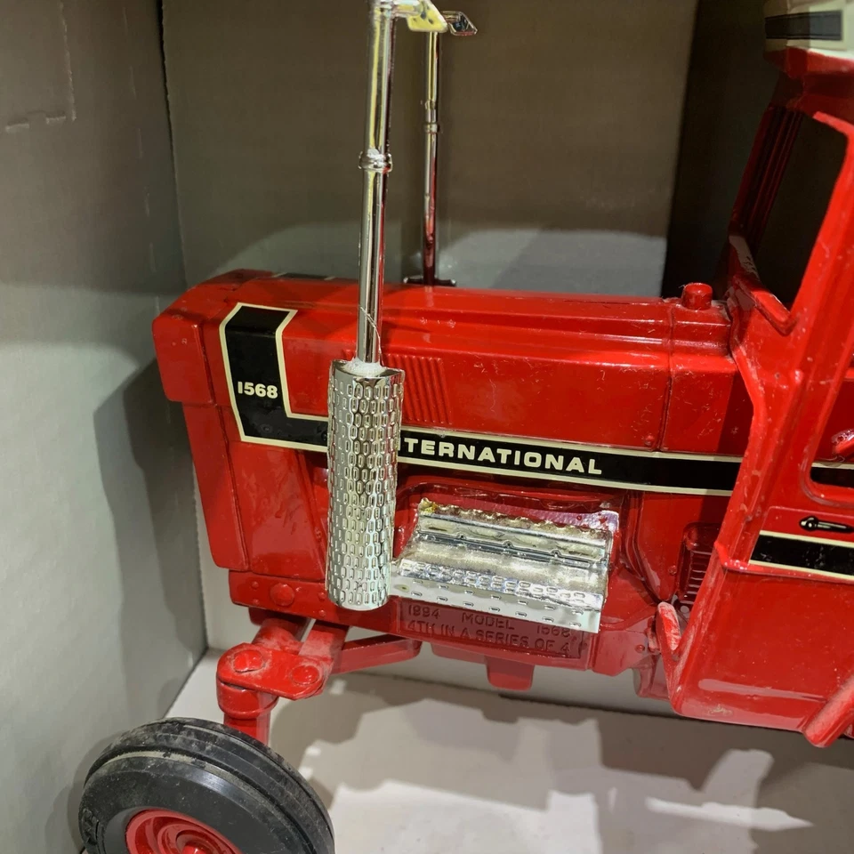 1994 ERTL, International 1568 трактор, V8, двойные колеса, масштаб 1:16, литой, новый в коробке - Изображение 2 из 4