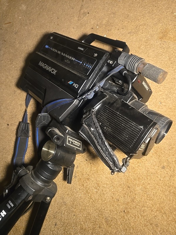 Magnavox Movie Maker HQ VHS CCD Video Camcorder CVJ320AV01 with Adapter Battery