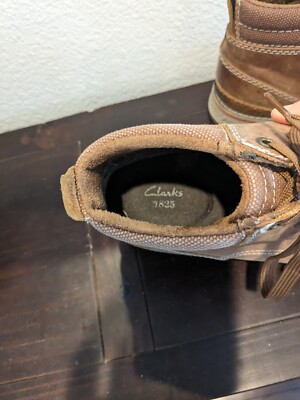 Mens Clarks Mahale Mid Brown Leather Lace Up Chukka Boots  display picture 2