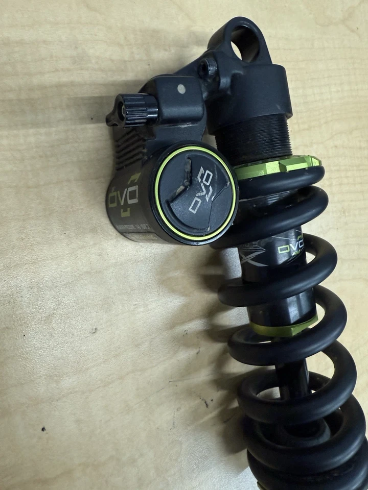 Amortecedor de bobina traseiro DVO Jade X 210x55 com mola Prorate LS 525-650 MTB 210 X 55 - Imagem 3 de 4