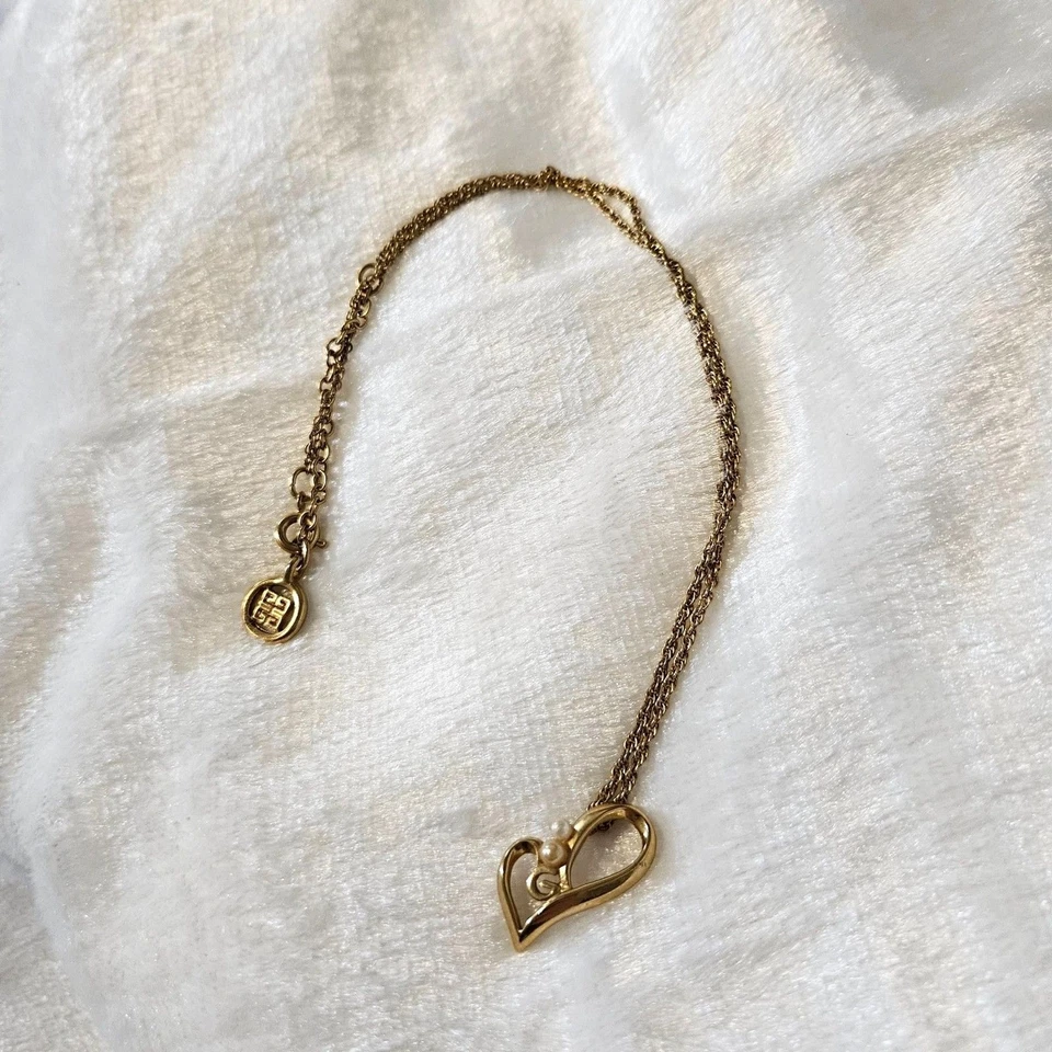 Collar Givenchy (Auténtico) Asimétrico Oro Corazón y Perla Acento 18" De Colección Foto 2 de 4