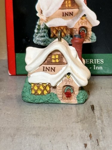Lote 2 Adornos Hallmark Keepsake Miniatura Inglés Village Inn 1991 Escuela 1990 - Imagen 8 de 20