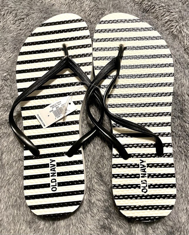 NWT Old Navy Black & White Striped Flip Flops Sandals Women’s Size 6