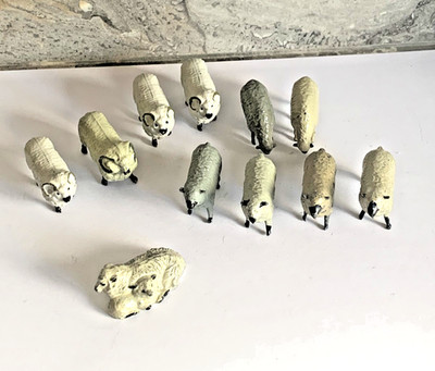 ZE81: Vintage Britains Lead Farm - Sheep x 11 - Scale 1:32
