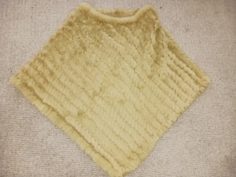 Poncho Chaqueta Remache Negro 100% Piel de Conejo Color Verde Salvia Talla Única Foto 2 de 4