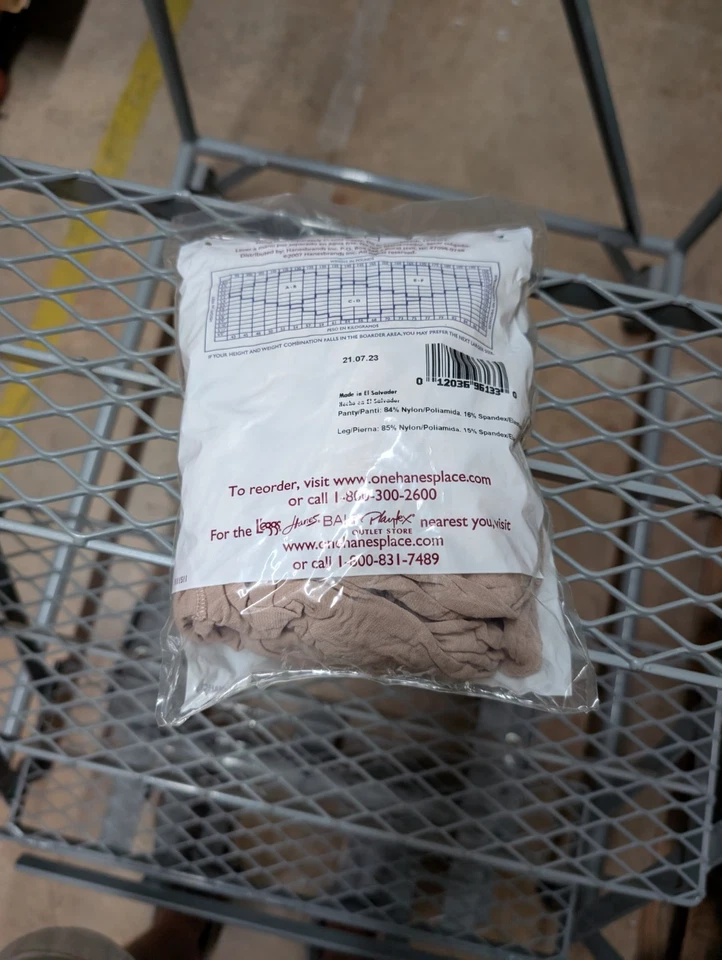 Paquete de 4 pantimedias Hanes Silk Reflections Control Top punta reforzada CD color topo suave Foto 2 de 2