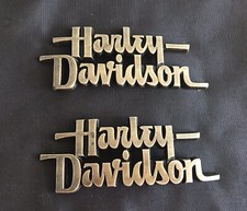 HARLEY-DAVIDSON MOTOCICLETAS EMBLEMA LATÓN MEDALLÓN PLACA TANQUE COMBUSTIBLE IZQUIERDA Y DERECHA