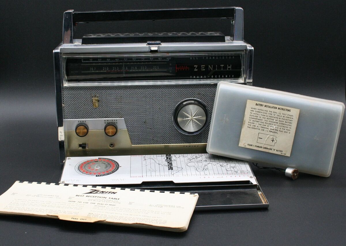 One (1) Zenith Royal 1000-D Trans-Oceanic Portable Short One (1) Zenith Royal 1000-D Trans-Oceanic Portable Short