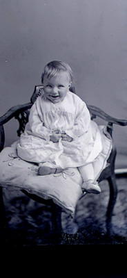 GLASNEGATIV BABY/KLEINKIND SITZEND IM STUHL 6,5'' x 4,75'' FOTOGRAFIE