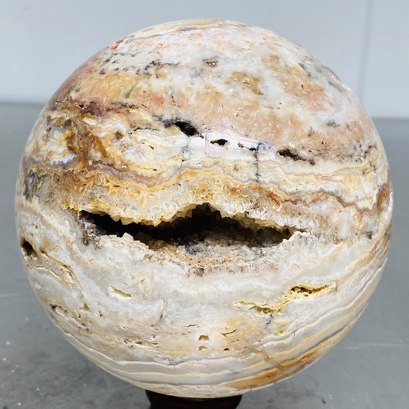 Natural thousand-layer agate crystal ball healing 2280G (5.02LB)