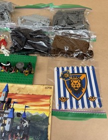 LEGO Castle 6098 King Leo's Castle 8 Minifigures 529 Pieces With Box Pre-Owned