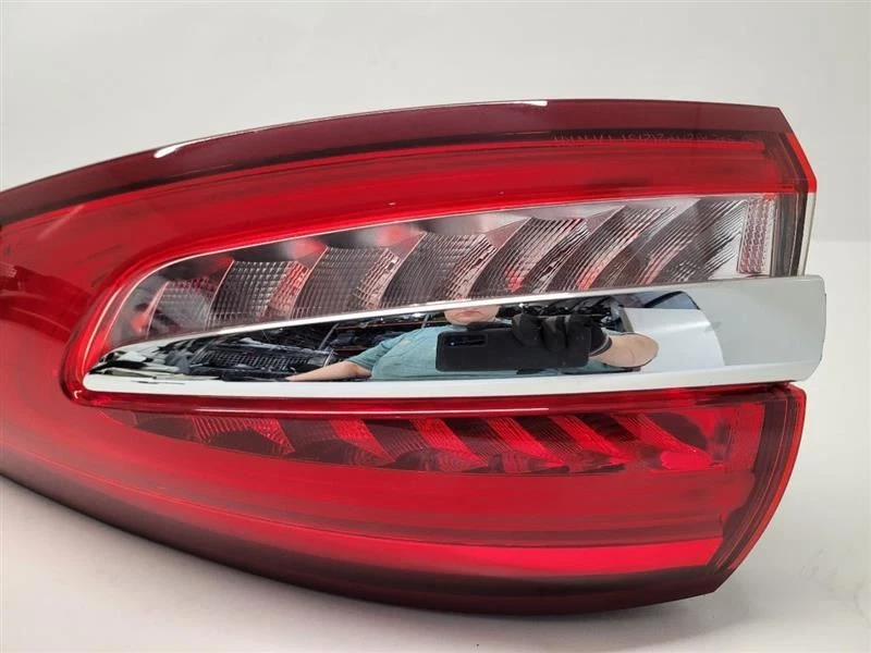 Ford Fusion 2020 20 luz trasera derecha derecha del lado del pasajero Foto 3 de 4
