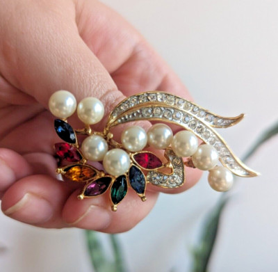 Pretty colourful sparkly gold tone brooch with faux pearls