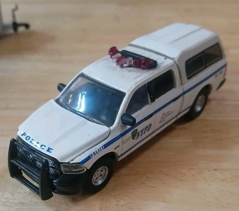 Greenlight 1:64 Hitch & Tow Die-Cast 2014 Ram 1500 Horse Trailer NYPD Police - Image 4 of 4