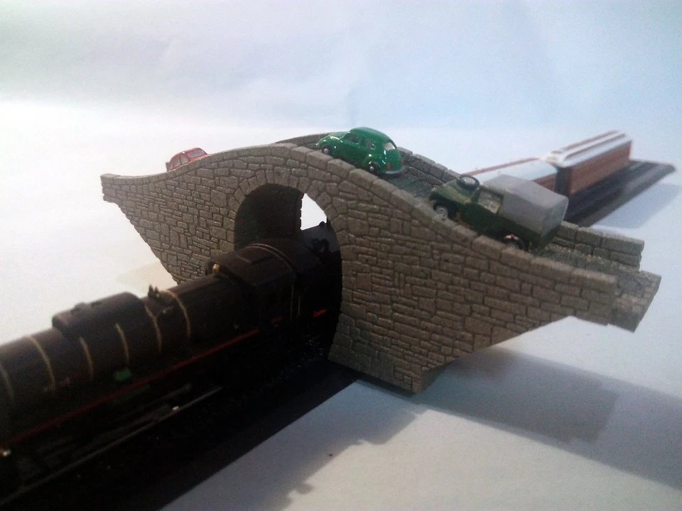 Z GAUGE STONE BRIDGE SINGLE TRACK NEW MODEL OVERPASS LASER ENGRAVED PRO PAINTED - Image 3 of 4