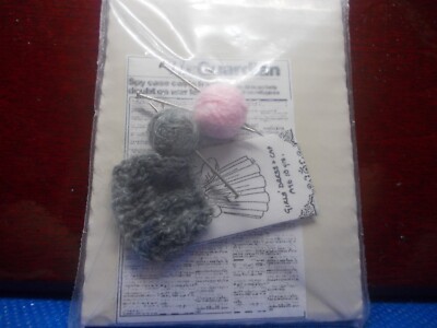 EIN KLEINES STRICKSTÜCK FÜR EINE PUPPENSTUBE MIT ZEITUNG UND KLEIDMUSTER