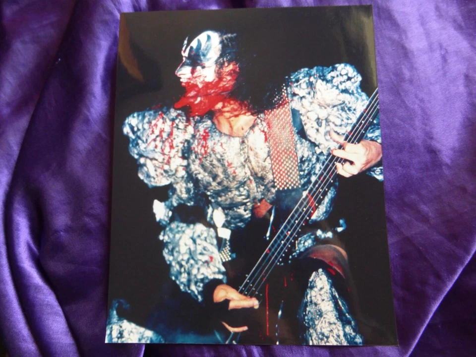 KISS Photo professionnelle inédite Gene Simmons live 1979 25.5x20.2 cm - Photo 1/1