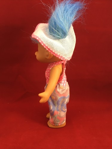 Conjunto vintage de muñeca Russ Troll en jardín con cabello azul - Imagen 4 de 6