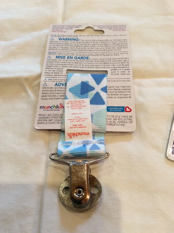 Lote de 2 NUEVOS Clip para Chupete Munchkin - Lindo Patrón y Color Azul - Se Adapta a Todos los Chupetes Foto 2 de 3