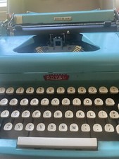 Vintage Royal Quiet de Luxe Typewriter thumbnail
