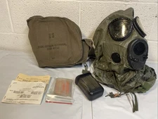 US Army Military M17 A2 Gas Mask Canvas Carry Bag 1984 Size Small Hood Wipes Set