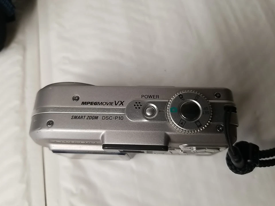 Sony Digital Camera Cybershot DSC-P10 5.0MP Silver 2 Batteries & 3 Memory Stick - Image 3 of 4