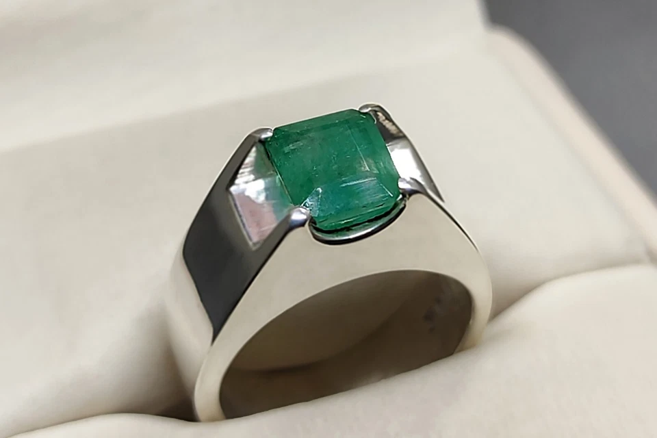 天然眼部清洁绿色赞比亚翡翠 925 银手工男式方形戒指 — 第 4/4 张图片
