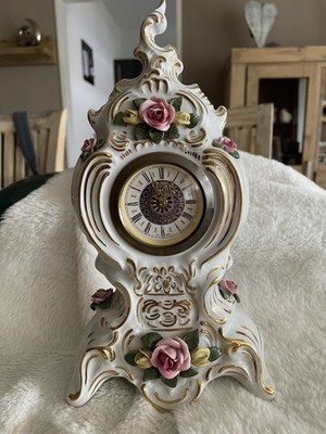 handarbeit Porzellan Kaminuhr weiß/gold mit Rosen, mechanisch, röm. Zahlen